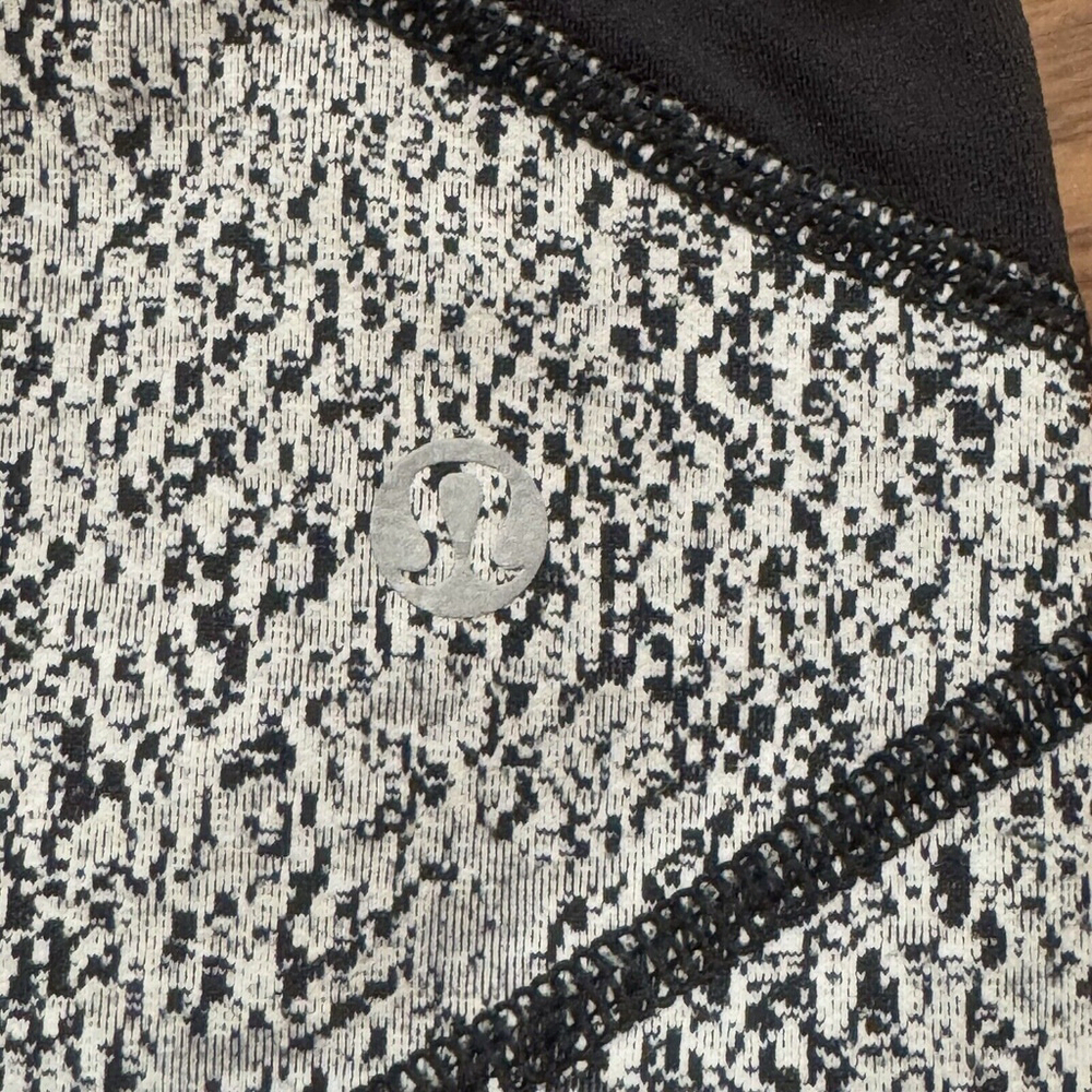 Lululemon Black and White Cropped Leggings Size:4 - Picture 8 of 9